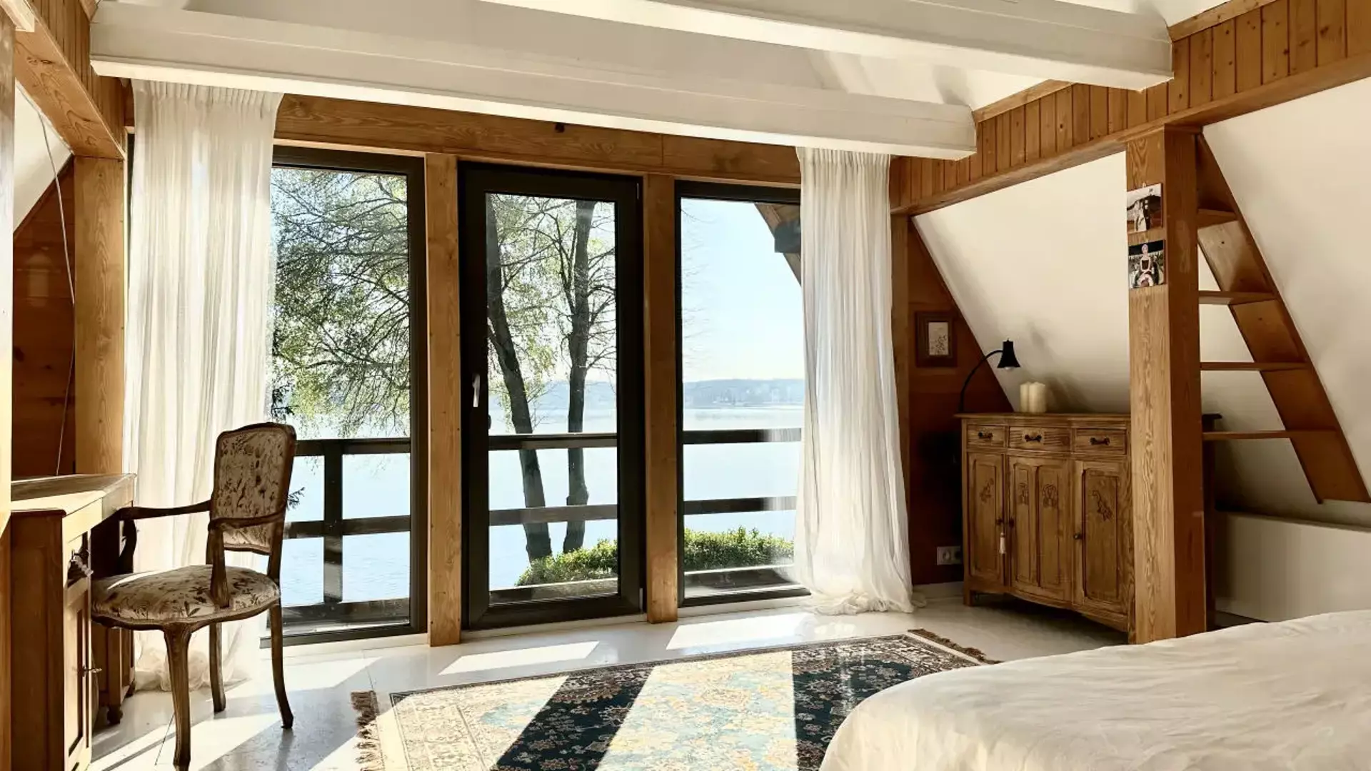 Sypialnia główna Lustro Wody z łóżkiem małżeńskim z widokiem na jezioro